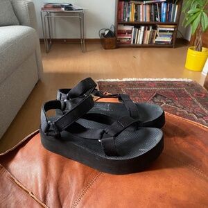 Teva platforms size 8.5/9